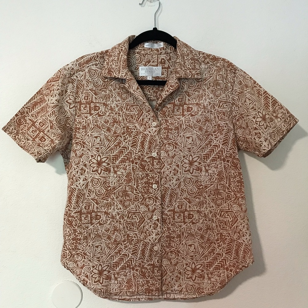 Women's Short-Sleeve Button Down Shirt in Brown Geo Print